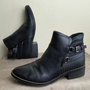 BareTraps McKenzie 8M Black Ankle Boots Side Zip